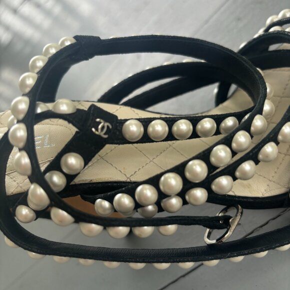 Interlocking Coco Chanel Leather Sandals with Faux Pearls - Picture 5 of 5